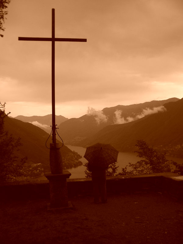 <strong>Croce sul sagrato della chiesa (elaborata, virata in seppia) - fotografia di Gianni Salaris -</strong>