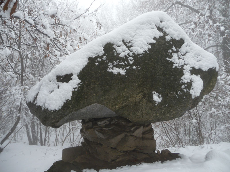 <strong>Montepiatto, Pietra pendula innevata - fotografia di Luciano Ronchetti -</strong>