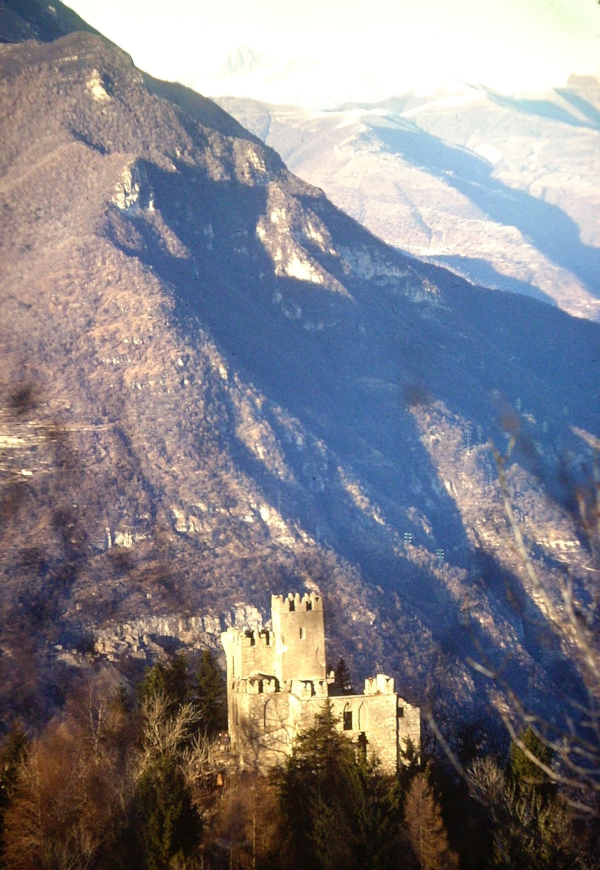 <strong>Castel d'Ardona 1975-76 - fotografia di Ottavio Sosio -</strong>
